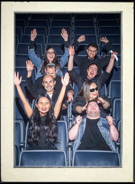 להקת שלוה. בטור ימין מלמעלה: יהלי מליכי (מחליף את גיא ממן), יוסף עובדיה, ענאל כליפה וטל קימה. בטור שמאל: שרה סמואלס, יאיר פומברג, שי בן שושן ודינה סמטה // צילום: פיני סילוק